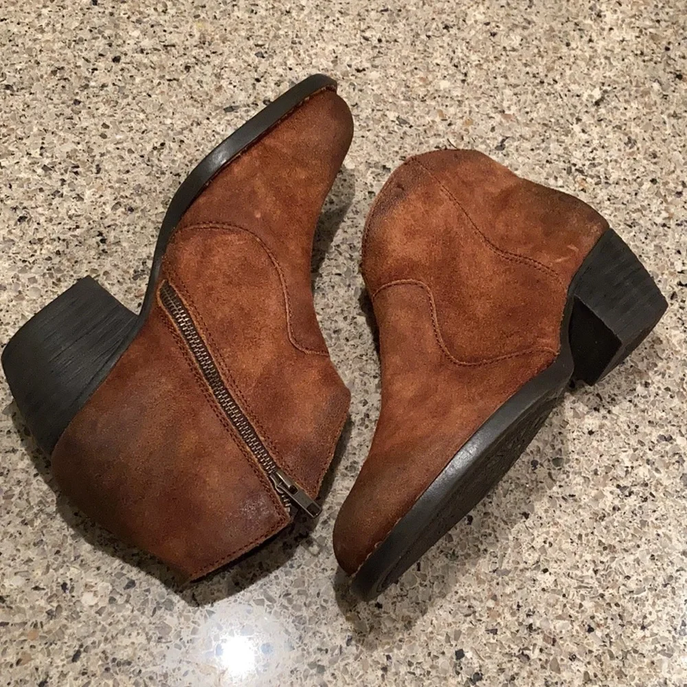 Size 10 Women’s Born Ankle Zip Booties - Picture 3 of 13